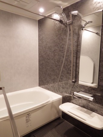 ダークグレーのアクセントでスタイリッシュな浴室に