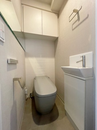 ノーブルグレー色で洗練されたトイレ空間に