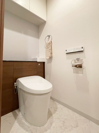 タンク付トイレからスッキリ収納一体型トイレに