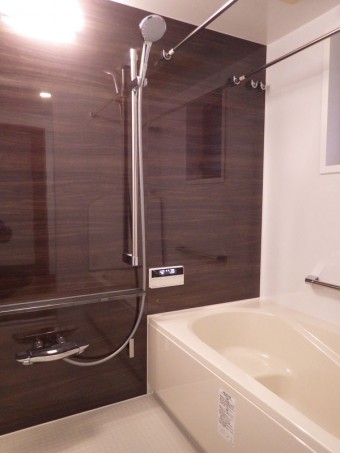 ダークウォールナットで落ち着いた浴室空間に