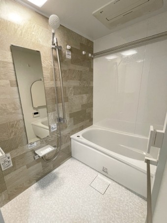 モダンな石目柄で心地よい浴室空間を