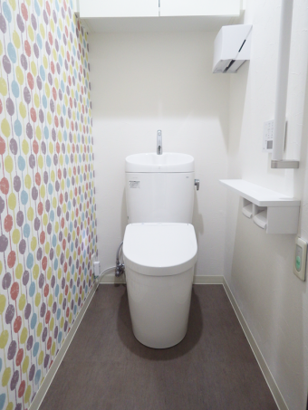 カジュアルポップなアクセントクロスの気分上々トイレ♪