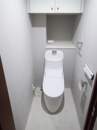 流線的で広くて深い手洗鉢が飛沫を抑えてきれいに