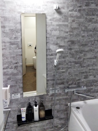 ふわっとやわらかな踏み心地の床は浴室一歩目から安心感