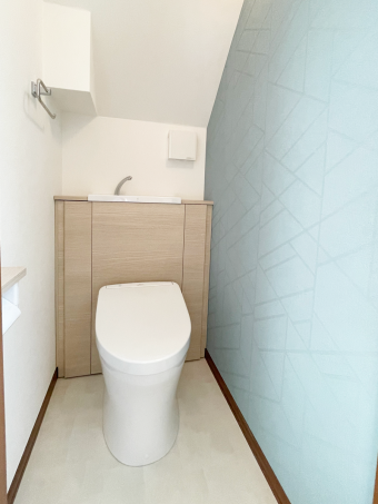 アクセントクロス効果で明るいトイレ