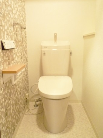 グラフィカルでレトロな花柄で温かみのある空間に