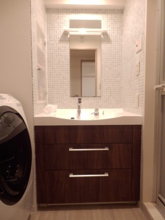 ブルーのクロスの奥行き効果で爽やかトイレを演出　渋谷区