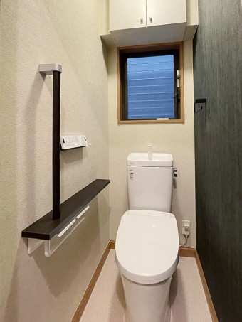 心強い手すりも新しくシンプルで安心のトイレに