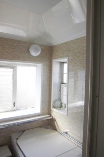 2階にある勾配天井の浴室をユニットバスに