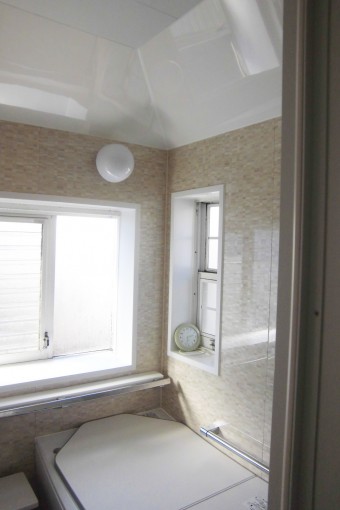 2階にある勾配天井の浴室をユニットバスに